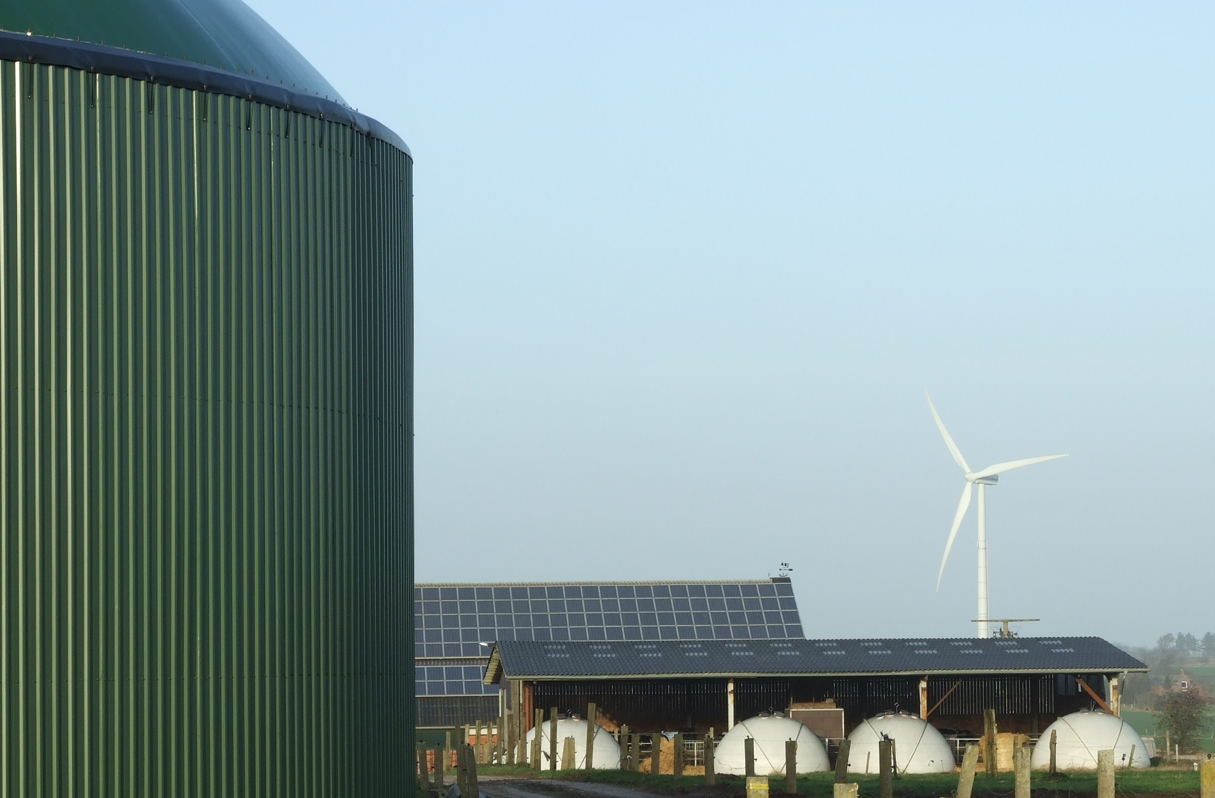 Éoliennes et panneaux photovoltaïques, deux sources d'énergie renouvelable